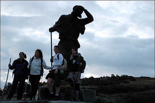 성야곱 동상 앞에서 사진을 찍는 스페인 순례자들. 해발고도 1270m의 알토 데 산 로께(Alto de San Roque). 